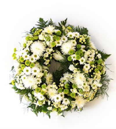 Coroa floral branca e verde com folhagem densa