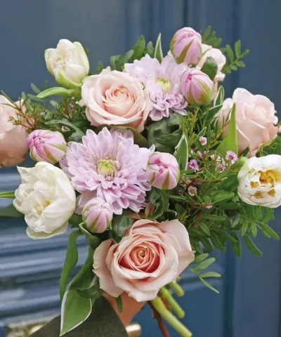 Ramo de flores variadas em tons rosa e branco com folhagem verde