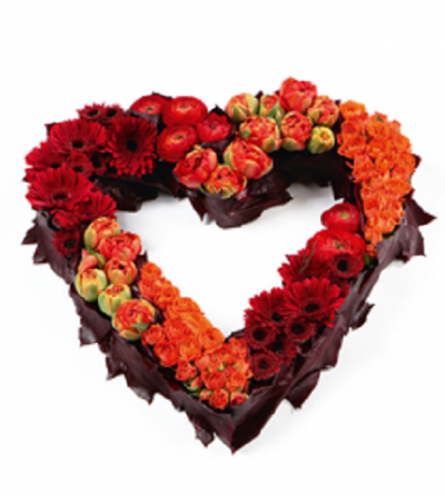 Arranjo floral em forma de coração com flores vermelhas, laranjas e rosas