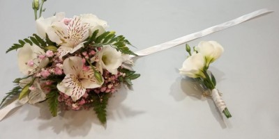 Ramo de flores brancas e rosas com fita e botão de flor separado