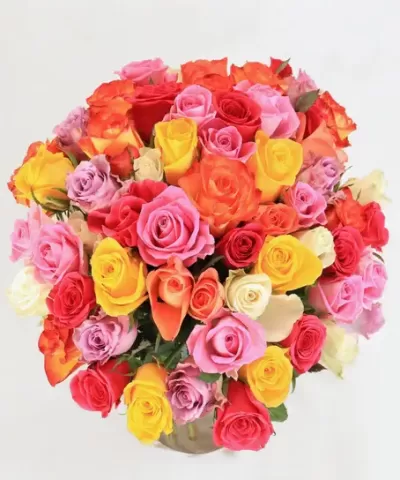 Bouquet colorido de rosas naturais em vaso transparente