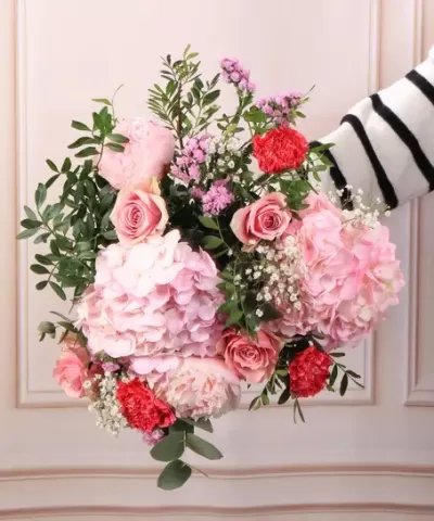 Buquê colorido com rosas, peônias, cravos e folhagens