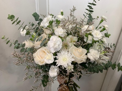 Buquê de flores brancas com folhagem verde