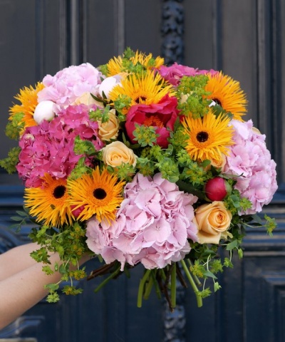 Buquê colorido de flores com girassóis e hortênsias