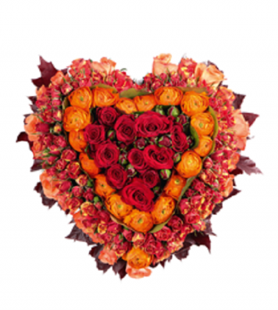 Arranjo floral em forma de coração com flores vermelhas e laranja
