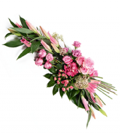 Arranjo floral de rosas e flores cor-de-rosa com folhas verdes
