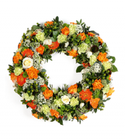 Coroa de flores natural com flores laranjas, brancas e verdes