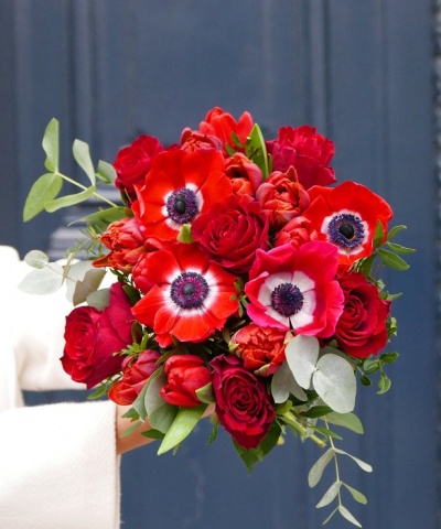 Bouquet de flores vermelhas com folhagem verde