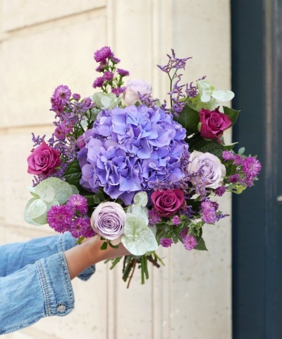 Ramo de flores coloridas com hortênsia azul e rosas em fundo exterior