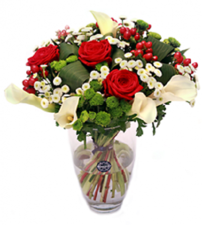 Arranjo floral com rosas vermelhas, flores brancas, bagas vermelhas e folhas verdes em vaso transparente