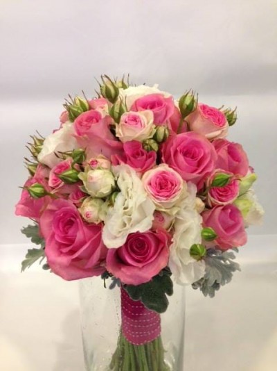 Ramo de flores de rosas cor-de-rosa e brancas num vaso transparente com fita rosa