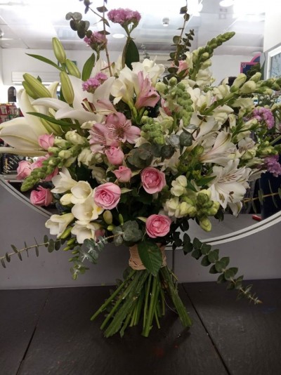 Bouquet de flores com lírios, rosas e folhagem verde