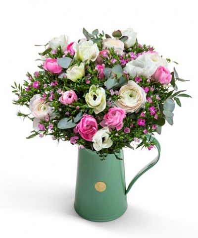 Buquê de flores rosa e branco em jarro verde metálico