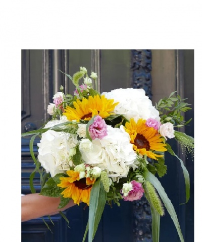 Ramo de flores com girassóis, flores brancas e rosas e folhagem verde