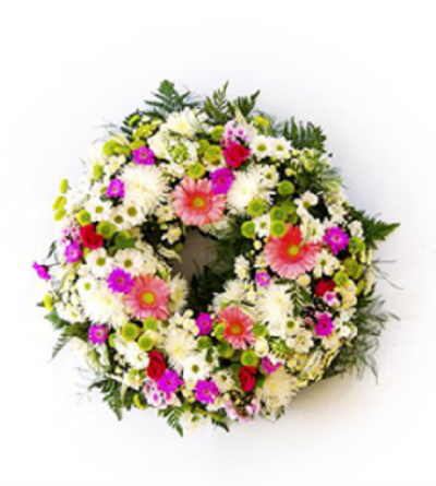 Coroa decorativa de flores brancas, rosas e lilases com folhas verdes