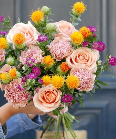 Ramo de flores coloridas com rosas pêssego, amarelas, roxas e cor de rosa