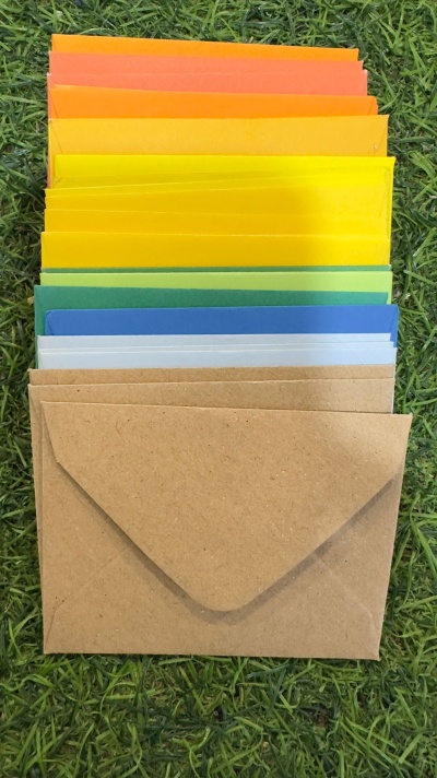 Conjunto de envelopes coloridos sobre relva verde