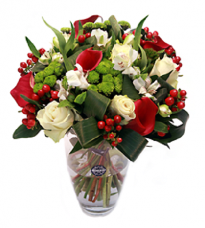 Arranjo floral colorido em vaso de vidro