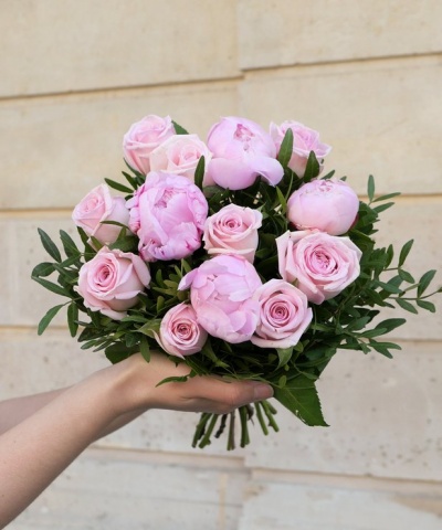 Bouquet de flores cor-de-rosa claro com folhas verdes