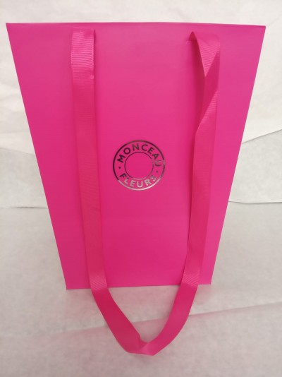 Saco de papel rosa com alças e texto Monceau Fleurs