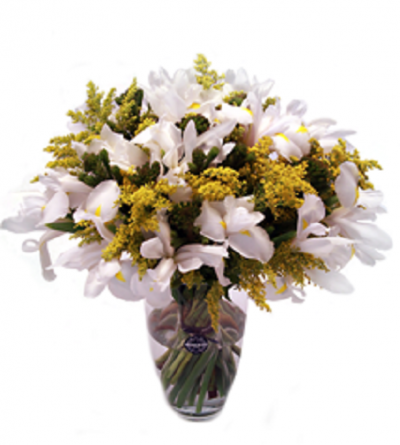 Arranjo floral em vaso de vidro transparente com flores brancas e amarelas