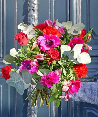 Ramalhete de flores coloridas com flores rosas, vermelhas e folhas verdes