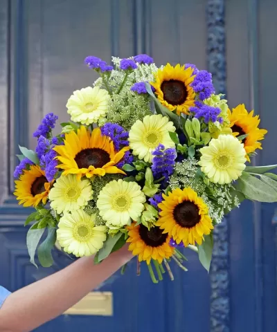 Ramo colorido de flores variadas com girassóis e gerberas