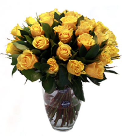 Bouquet de rosas amarelas num vaso de vidro transparente