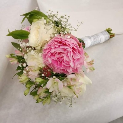 Buquê de flores rosa e brancas com fita branca