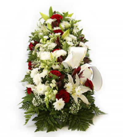 Arranjo floral com rosas vermelhas, lírios brancos, margaridas brancas e folhagem verde