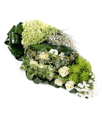 Bouquet de flores verdes e brancas sobre fundo branco