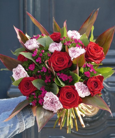 Bouquet de flores com rosas vermelhas e cravos rosa claro