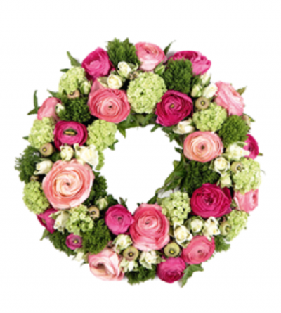 Coroa circular decorativa com flores rosas, brancas e verdes