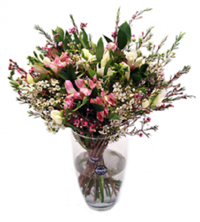 Bouquet colorido de flores variadas num vaso transparente