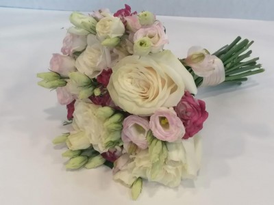 Buquê de flores com rosas brancas e cor-de-rosa com caules atados
