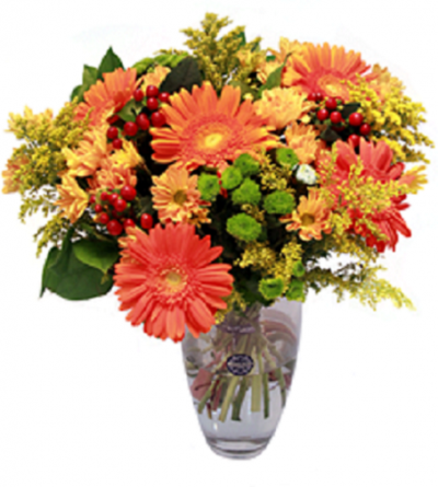 Arranjo de flores laranja, amarelas e verdes em vaso de vidro