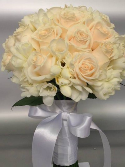 Bouquet de flores creme e branco com fita branca