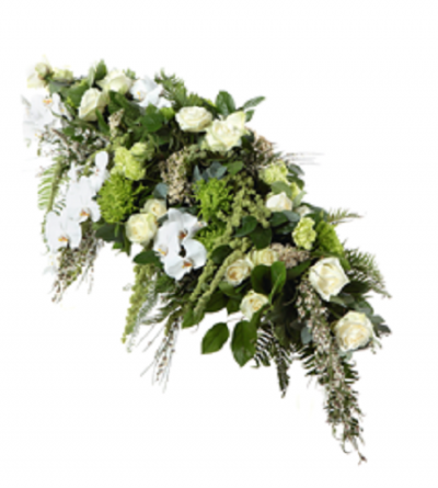 arranjo floral com rosas brancas, orquídeas e folhas verdes