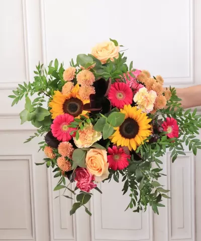 Bouquet de flores coloridas com girassóis e rosas