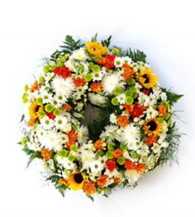 Coroa floral colorida com flores naturais e folhas verdes