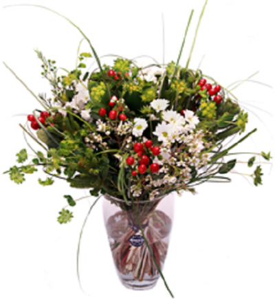 Arranjo floral com flores brancas e bagas vermelhas em vaso de vidro