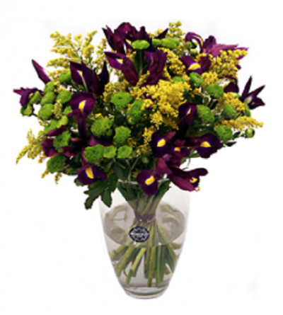 Arranjo floral colorido em vaso de vidro transparente