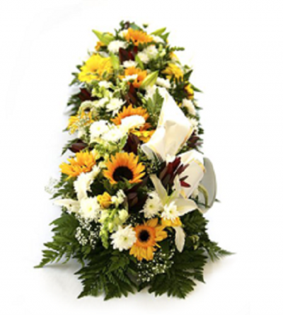 Arranjo floral de girassóis, lírios e flores brancas com folhagem verde