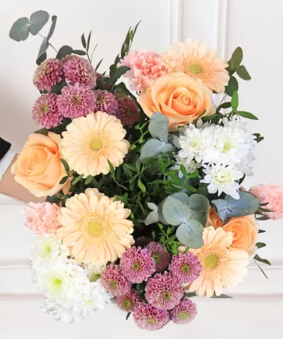 Ramo de flores coloridas com cravos, rosas, crisântemos e gerberas com folhas verdes