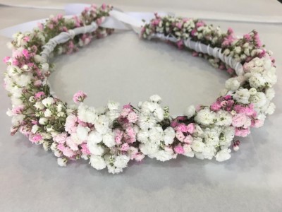 Coroa de flores artificiais brancas e cor-de-rosa com fita branca