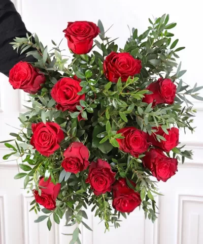 Ramo de 14 rosas vermelhas com folhagem verde