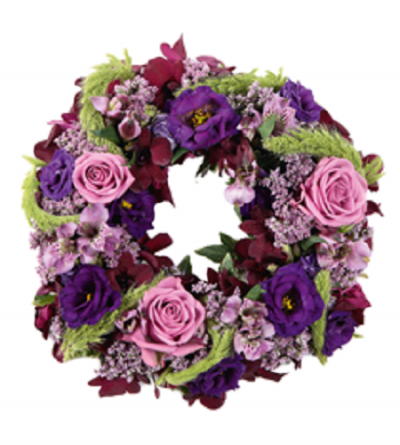 Coroa florar decorativa com rosas cor de rosa e flores roxas