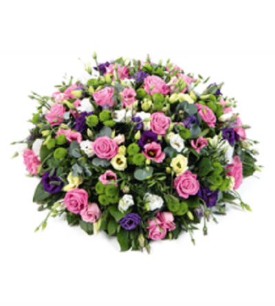 Arranjo floral redondo com rosas cor-de-rosa, flores brancas e roxas, e folhas verdes