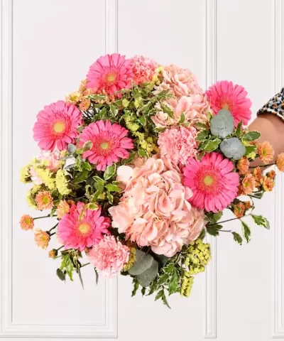 Buquê colorido de flores com gerberas cor-de-rosa e hortênsias