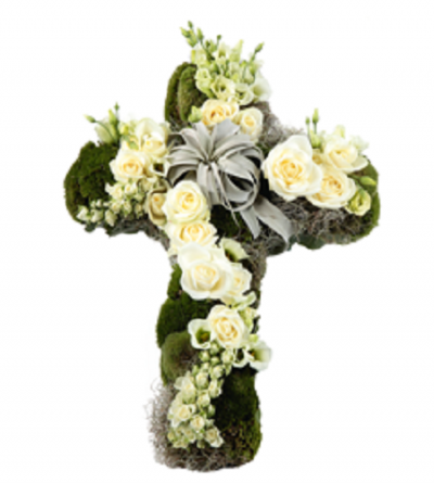 Cruz floral com rosas brancas, musgo verde e laço cinzento.